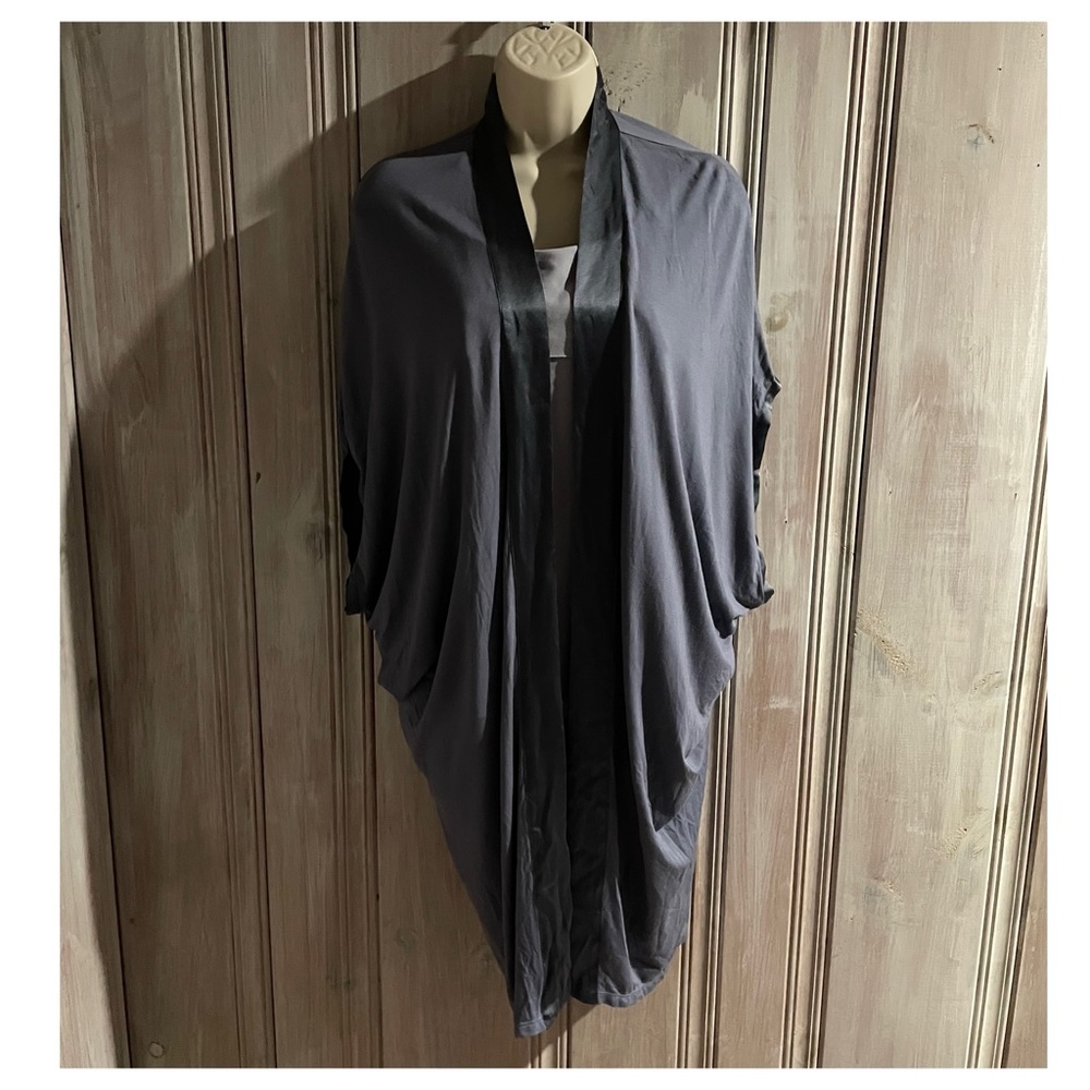 Fleur’t sleeveless cape long wrap